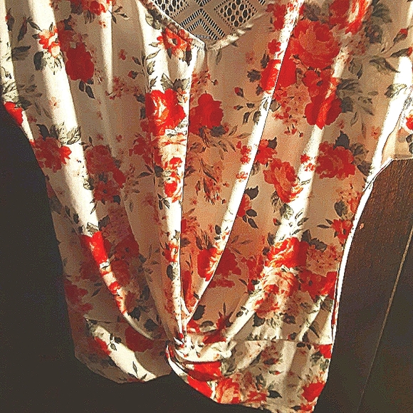 Beaitiful creme and peach floral top❤4/20 - Picture 2 of 3